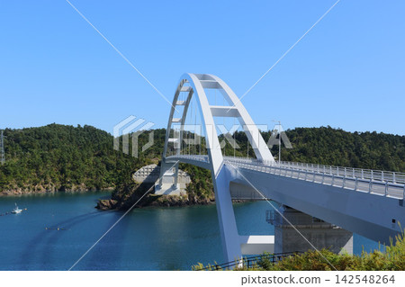 從大陸一側拍攝的出島橋(宮城縣女川町)。 從大陸一側拍攝的出島橋(宮城縣女川町)。 142548264