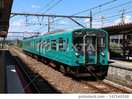 一列103系列車抵達加古川線青皇站。 一列103系列車抵達加古川線青皇站。 142548308