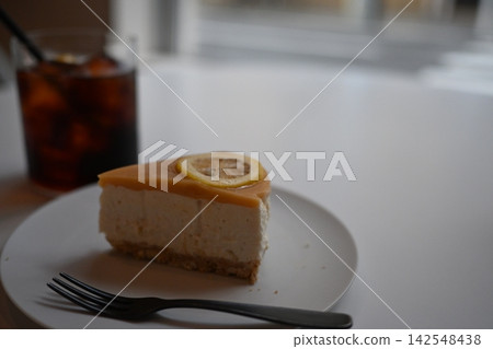 檸檬起司蛋糕和冰咖啡，作為咖啡休息時間的一部分。 142548438