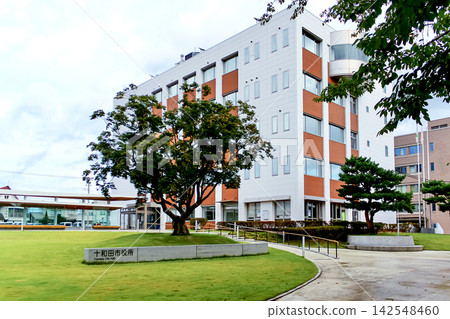 [Aomori] Autumn in Towada: The modern building of Towada City Hall 142548460