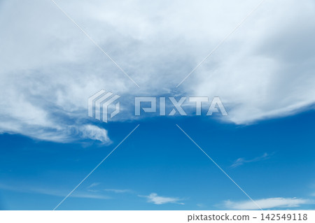 【仲夏:雨停間隙,藍天白雲。非常適合用作天空背景或天空合成素材。 】 【仲夏:雨停間隙,藍天白雲。非常適合用作天空背景或天空合成素材。 】 142549118