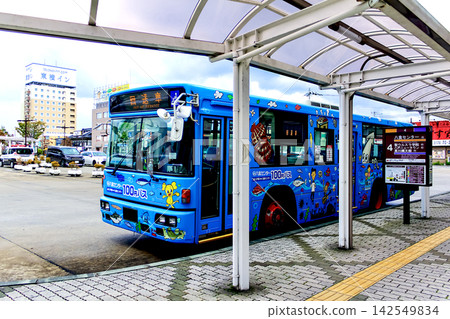 【青森】八戶車站的秋天:一輛開往八食中心的巴士停在車站前的環島。 【青森】八戶車站的秋天:一輛開往八食中心的巴士停在車站前的環島。 142549834