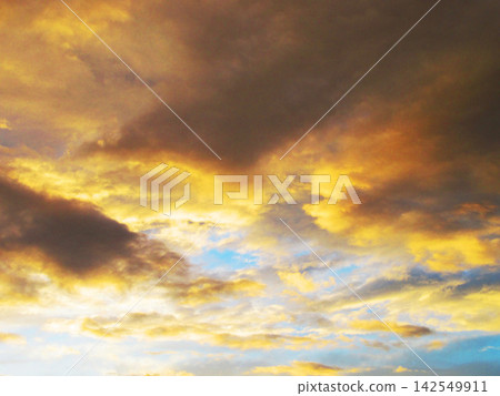 (埼玉縣河口市附近)美麗的緋紅夕陽景色 (埼玉縣河口市附近)美麗的緋紅夕陽景色 142549911