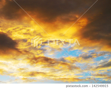 A beautiful scene of a crimson sunset sky (near Kawaguchi City, Saitama Prefecture) A beautiful scene of a crimson sunset sky (near Kawaguchi City, Saitama Prefecture) 142549915