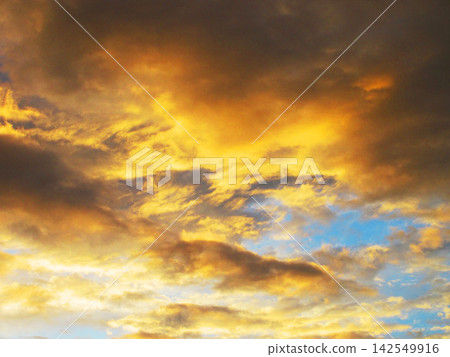 A beautiful scene of a crimson sunset sky (near Kawaguchi City, Saitama Prefecture) A beautiful scene of a crimson sunset sky (near Kawaguchi City, Saitama Prefecture) 142549916