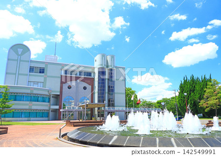 Kakamigahara City Central Library and fountain in Kakamigahara City, Gifu Prefecture Kakamigahara City Central Library and fountain in Kakamigahara City, Gifu Prefecture 142549991