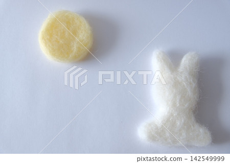 一隻用羊毛氈製成的兔子,用於賞月,背景是一輪滿月。 一隻用羊毛氈製成的兔子,用於賞月,背景是一輪滿月。 142549999