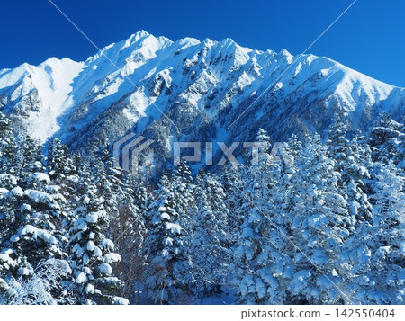 從新穗高索道西穗高入口處眺望西穗高山的冬季景色 從新穗高索道西穗高入口處眺望西穗高山的冬季景色 142550404