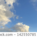 漂浮在藍天上的雲彩 漂浮在藍天上的雲彩 142550785