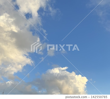 漂浮在藍天上的雲彩 漂浮在藍天上的雲彩 142550785