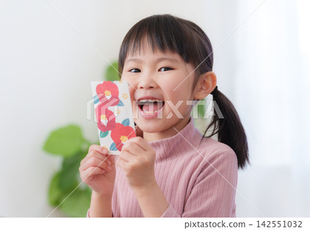 Children are happy to receive New Year's money during the New Year's holiday. Children are happy to receive New Year's money during the New Year's holiday. 142551032