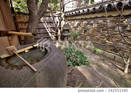 福岡:落水園,一座有池塘的日式漫步庭園,以及博多風格的圍牆。 福岡:落水園,一座有池塘的日式漫步庭園,以及博多風格的圍牆。 142551595