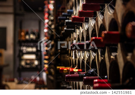 wine cellar, wein, restaurant 142551981