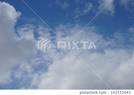 藍天白雲飄浮 142552041