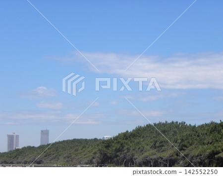 藍天和白色雲彩在Inage沿岸航行 藍天和白色雲彩在Inage沿岸航行 142552250
