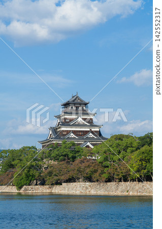 廣島城天守閣與藍天：隔著護城河眺望日本城堡 142552317