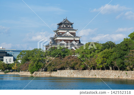 廣島城與現代建築:隔著護城河眺望城堡天守閣與周圍的城市 廣島城與現代建築:隔著護城河眺望城堡天守閣與周圍的城市 142552318