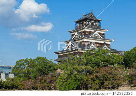 廣島城天守閣和綠化:多層屋頂和城牆的近景。 廣島城天守閣和綠化:多層屋頂和城牆的近景。 142552325