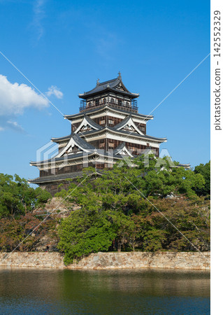 A close-up view of Hiroshima Castle's keep and moat. 142552329