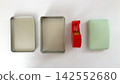 Prepare a swollen mobile battery, insulating tape, and a metal can. 142552680