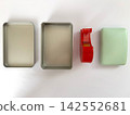 Prepare a swollen mobile battery, insulating tape, and a metal can. 142552681