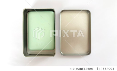Store a swollen mobile battery in a metal can. Store a swollen mobile battery in a metal can. 142552993