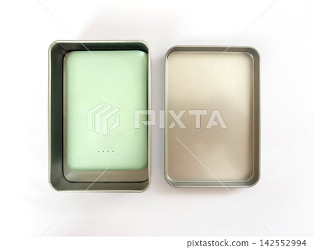 將膨脹的手機電池存放在金屬罐中。 142552994