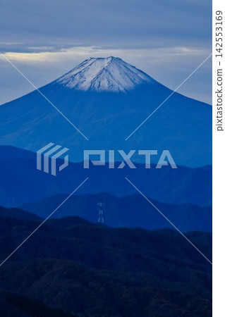 Mount Fuji as seen from Mount Daibosatsu in autumn Mount Fuji as seen from Mount Daibosatsu in autumn 142553169