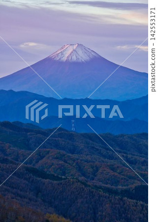 Mount Fuji as seen from Mount Daibosatsu in autumn Mount Fuji as seen from Mount Daibosatsu in autumn 142553171
