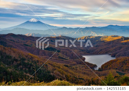 Mount Fuji as seen from Mount Daibosatsu in autumn Mount Fuji as seen from Mount Daibosatsu in autumn 142553185