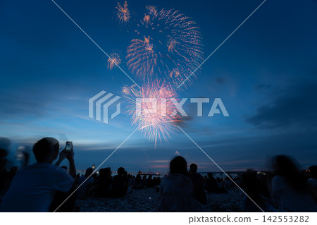 大阪的夜空被煙火和人群照亮。 大阪的夜空被煙火和人群照亮。 142553282