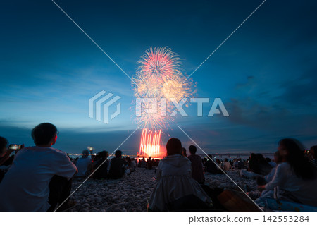A series of fireworks illuminates the Osaka waterfront. A series of fireworks illuminates the Osaka waterfront. 142553284
