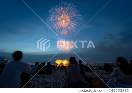 Two fireworks sparkle on the Osaka seaside. Two fireworks sparkle on the Osaka seaside. 142553285