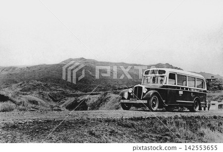 老照片,1918-1933 年,熊本縣,從阿蘇山甲房中橋乘坐山地巴士眺望中岳。 老照片,1918-1933 年,熊本縣,從阿蘇山甲房中橋乘坐山地巴士眺望中岳。 142553655
