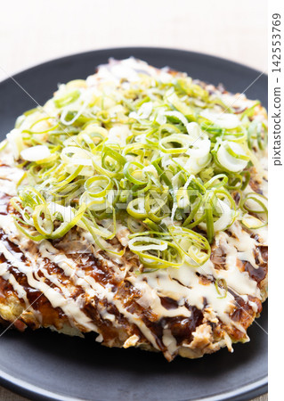 Delicious okonomiyaki with plenty of green onions Delicious okonomiyaki with plenty of green onions 142553769
