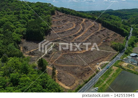 空拍照片展現了岡山縣貴備中央町的山坡伐木和建築施工。 空拍照片展現了岡山縣貴備中央町的山坡伐木和建築施工。 142553945
