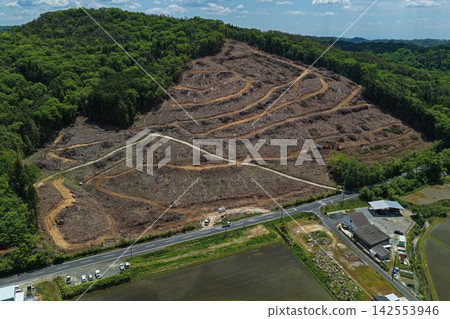 岡山縣貴備中央町伐木和建築工地的空拍照片。 岡山縣貴備中央町伐木和建築工地的空拍照片。 142553946