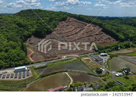 空拍照片顯示了岡山縣貴備中央町的伐木區和太陽能板。 空拍照片顯示了岡山縣貴備中央町的伐木區和太陽能板。 142553947