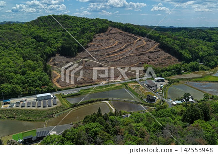 空拍照片顯示岡山縣貴備町山區土地開發工程和太陽能板。 142553948