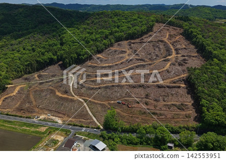 岡山縣貴備中央町的伐木場和山區開發工程的空拍照片。 142553951