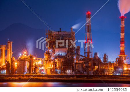 Factory night view in Kiho Town, Mie Prefecture Factory night view in Kiho Town, Mie Prefecture 142554085