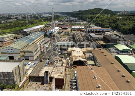 空拍照片，展現了千葉縣君津市的工業區和輸電線路。 142554191
