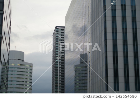 從建築物的山谷仰望天空 142554580