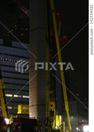 施工現場可以看到一台起重機。 施工現場可以看到一台起重機。 142554581