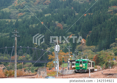 這是只見線因災難而部分關閉時的場景,圖中顯示臨時「風甲」列車正在等待從會津河口站出發。 這是只見線因災難而部分關閉時的場景,圖中顯示臨時「風甲」列車正在等待從會津河口站出發。 142554921