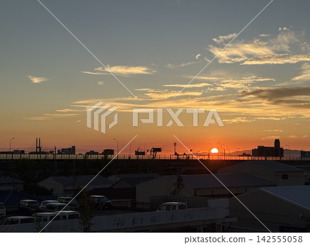 省會城市美麗的日落和廣闊的天空(留有文字空間) 省會城市美麗的日落和廣闊的天空(留有文字空間) 142555058