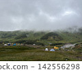 大雪山的山脊線籠罩在霧氣之中。 142556298