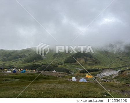 大雪山的山脊線籠罩在霧氣之中。 大雪山的山脊線籠罩在霧氣之中。 142556298