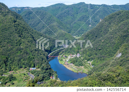 日本岡山縣高橋市成羽町的夫妻岩(Meotoiwa)景色優美。 日本岡山縣高橋市成羽町的夫妻岩(Meotoiwa)景色優美。 142556714