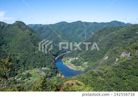 日本岡山縣高橋市成羽町的夫妻岩(Meotoiwa)景色優美。 日本岡山縣高橋市成羽町的夫妻岩(Meotoiwa)景色優美。 142556716